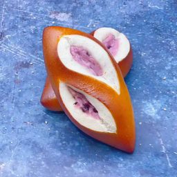 blueberry chesse pretzel bread
